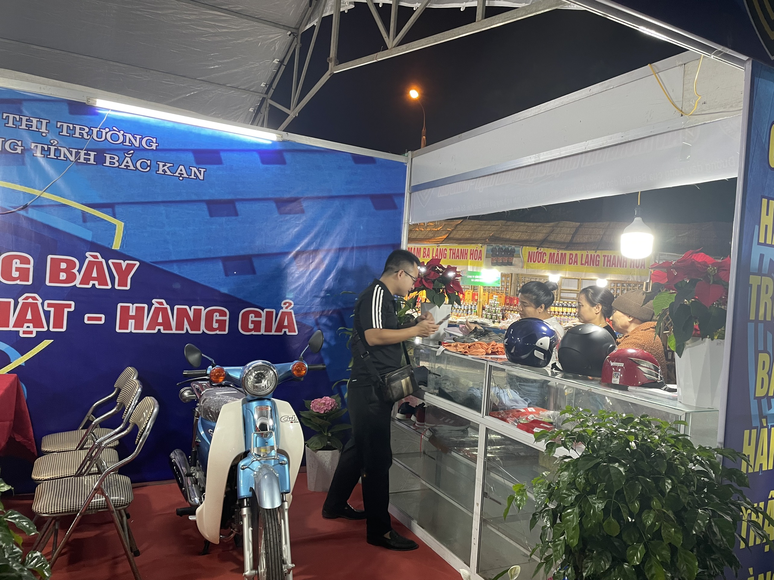 Cán bộ công ty Luật đại diện cho các chủ thể quyền của các nhãn hàng hướng dẫn người dân phân biệt hàng thật hàng giả