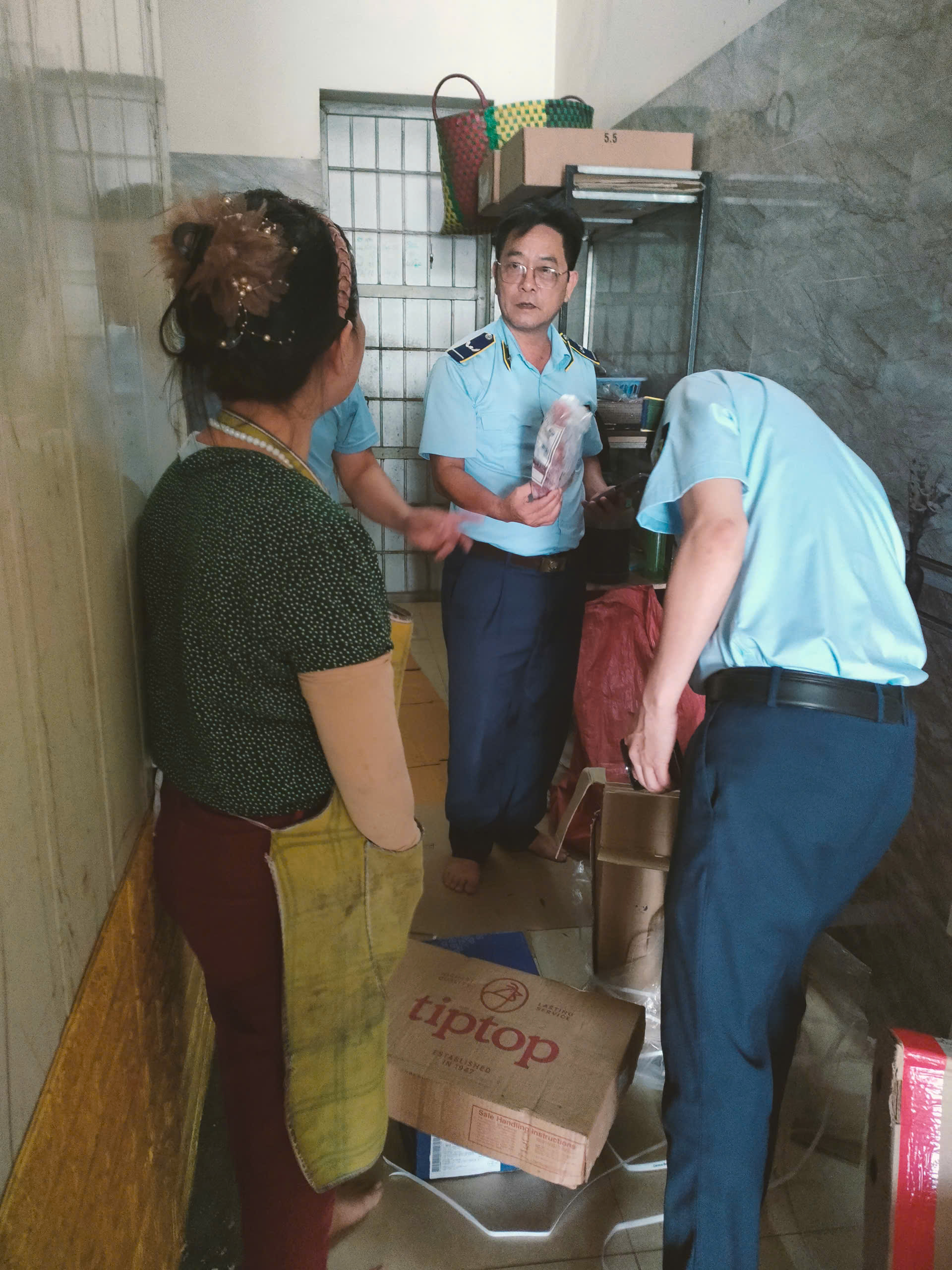 Thái Bình: Tiêu hủy trên 300kg thực phẩm đông lạnh không rõ nguồn gốc, xuất xứ